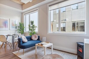 Classic Studio | Living area - Queen's Grifen Downtown Hotel (Toronto)