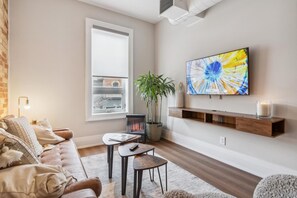 Classic Studio | Living area - Queen's Grifen Downtown Hotel (Toronto)