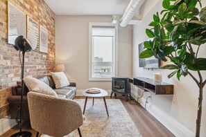 Classic Studio | Living area - Queen's Grifen Downtown Hotel (Toronto)