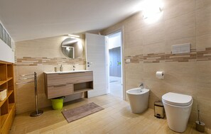 Shower, hair dryer - Nice home in san giovanni la punta (San Giovanni La Punta)