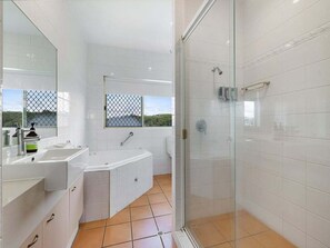 Bathroom - Beachside Stay - Coastal Comfort - Walk to Surf @ Alex Seaside Resort (Sunshine Coast)