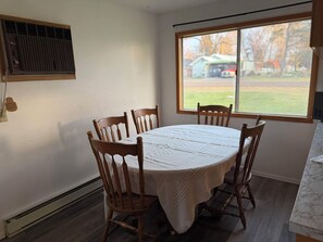 Dining - The Peterson House- A charming 3-bed 2 Bath house in downtown Coulee City (Coulee City)