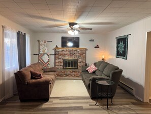 Living area - The Peterson House- A charming 3-bed 2 Bath house in downtown Coulee City (Coulee City)