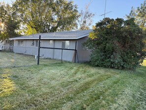 Property grounds - The Peterson House- A charming 3-bed 2 Bath house in downtown Coulee City (Coulee City)