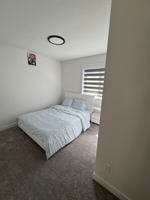 5 bedrooms, iron/ironing board, WiFi, bed sheets - Spacious 5-Bedroom Home in NE Calgary, (Calgary)