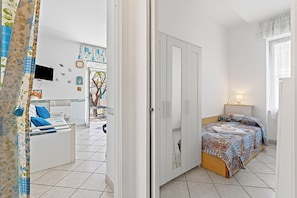 Familienapartment, Mehrere Schlafzimmer, Meerseite (Baia Serena) | 2 Schlafzimmer, Bettwäsche