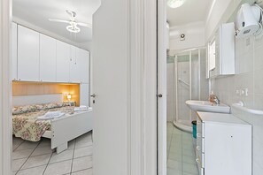 Familienapartment, Mehrere Schlafzimmer, Meerseite (Baia Serena) | 2 Schlafzimmer, Bettwäsche
