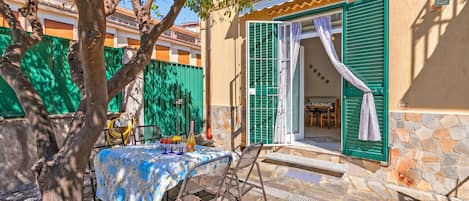 Departamento familiar, 2 habitaciones, frente al mar (Baia Serena with Terrace & Parking) | Restaurante al aire libre