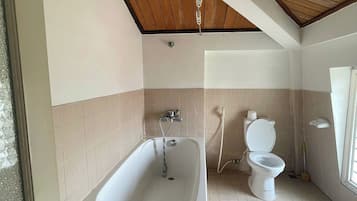 Chambre Confort | Salle de bain | Ensemble douche/baignoire, sèche-cheveux, chaussons, serviettes fournies