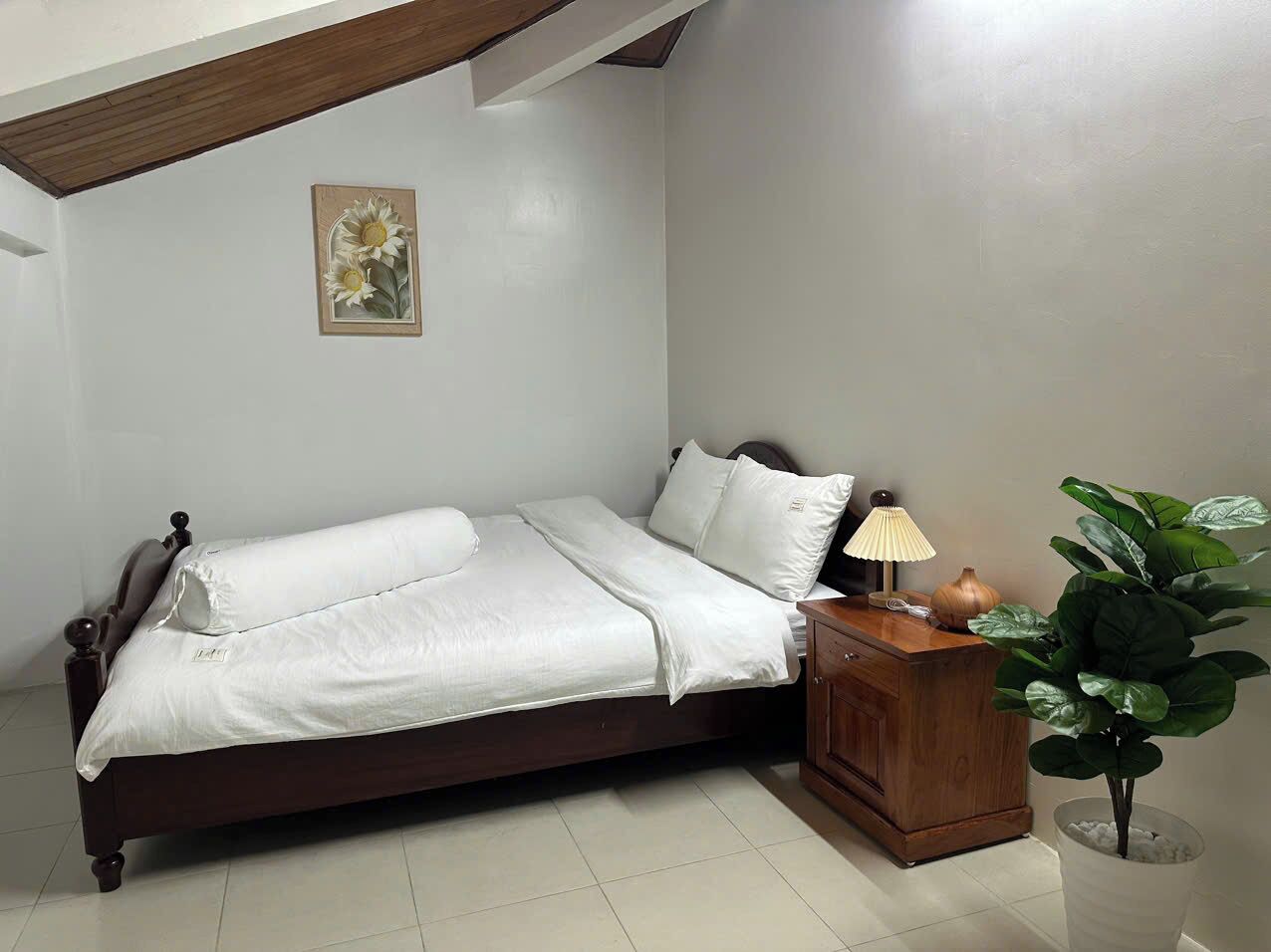 Standard Room | Desk, blackout curtains, iron/ironing board, free WiFi