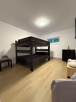 5 bedrooms, iron/ironing board, WiFi, bed sheets