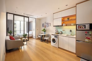 Deluxe Studio, 1 Queen Bed, Balcony | Interior