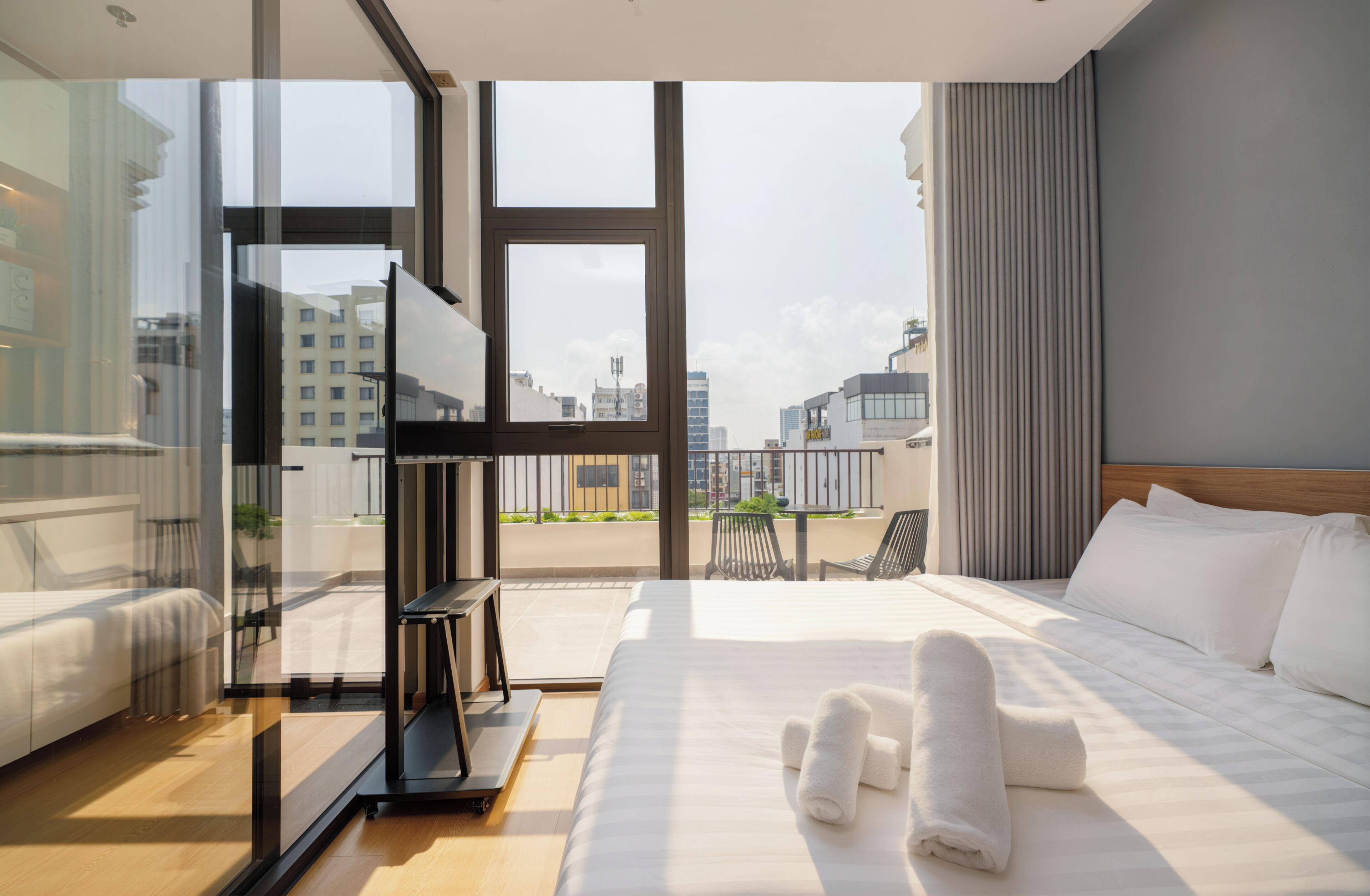Studio Executive, 1 giường cỡ queen, ban công, quang cảnh thành phố | Bàn, truy cập Internet không dây miễn phí 