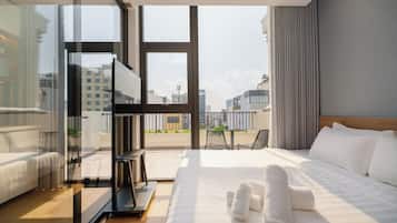 Executive Studio, 1 Queen Bed, Balcony, City View | Desk, free WiFi