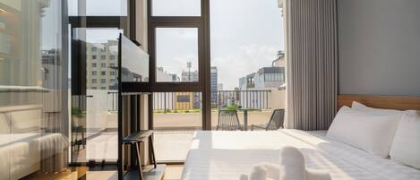 Executive Studio, 1 Queen Bed, Balcony, City View