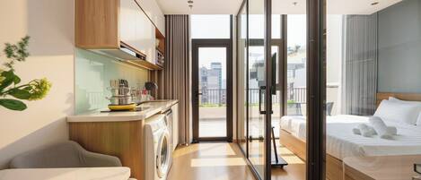 Executive Studio, 1 Queen Bed, Balcony, City View | Desk, free WiFi