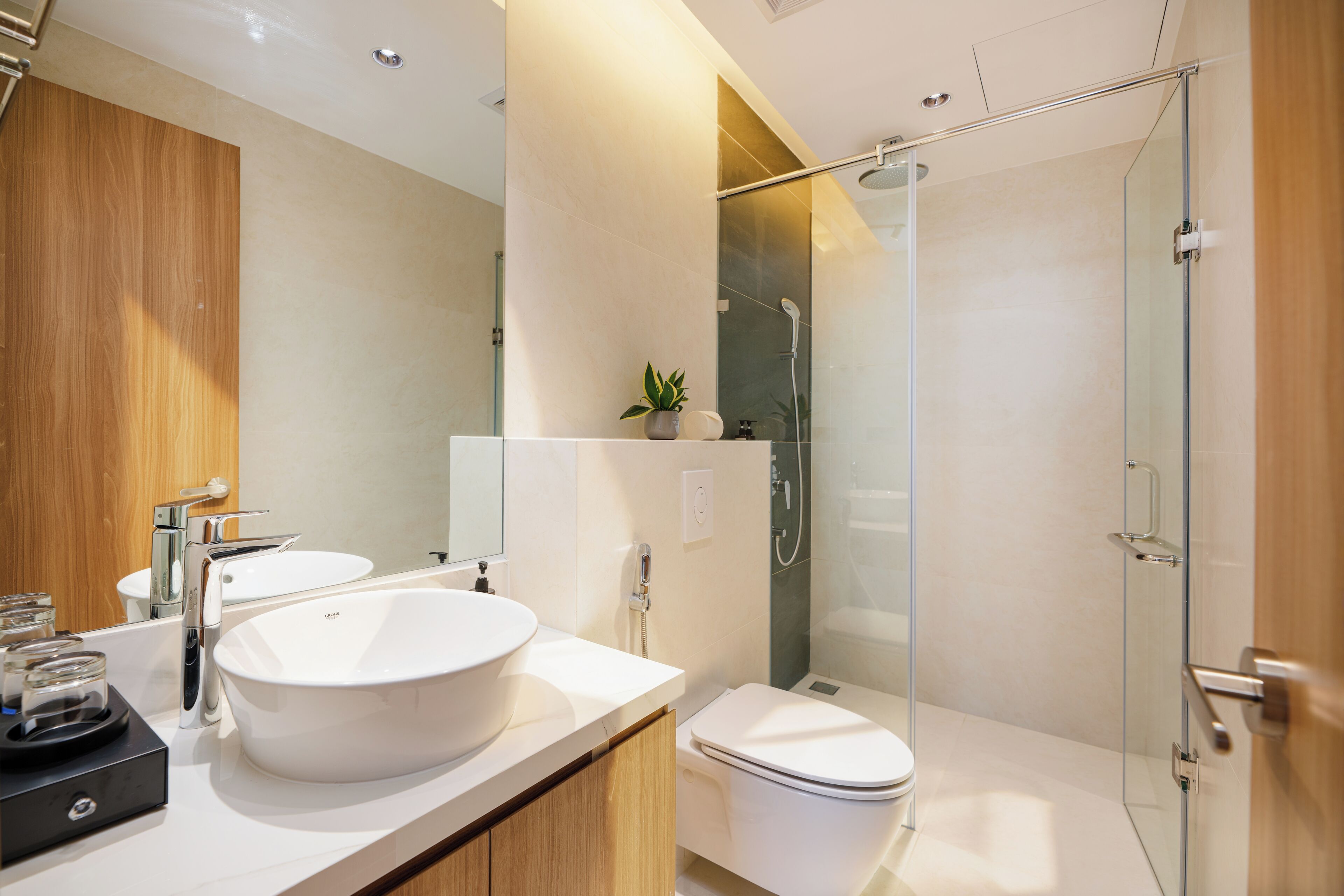 Deluxe Studio, 1 Queen Bed, Balcony | Bathroom | Shower, hair dryer, towels, soap