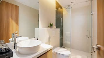 Deluxe Studio, 1 Queen Bed, Balcony | Bathroom | Shower, hair dryer, towels, soap