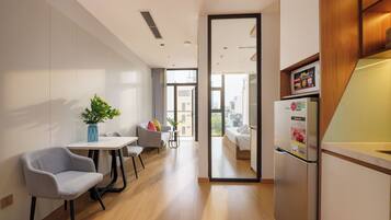 Premium Studio, 1 Queen Bed, Balcony, City View | Interior