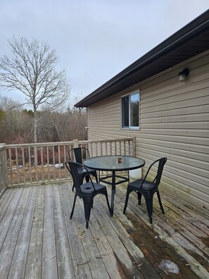 Outdoor dining - Grotto Basecamp Lodge Simple Spacious Groups Hikers Scuba Dive Intown Tobermory (Tobermory)