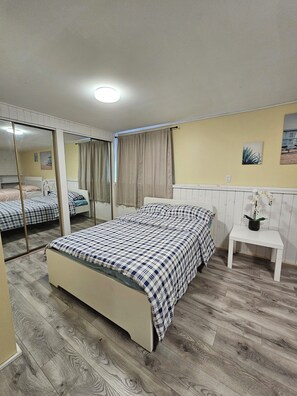 Room - Grotto Basecamp Lodge Simple Spacious Groups Hikers Scuba Dive Intown Tobermory (Tobermory)