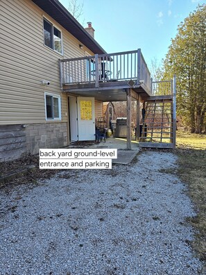 Exterior - Grotto Basecamp Lodge Simple Spacious Groups Hikers Scuba Dive Intown Tobermory (Tobermory)