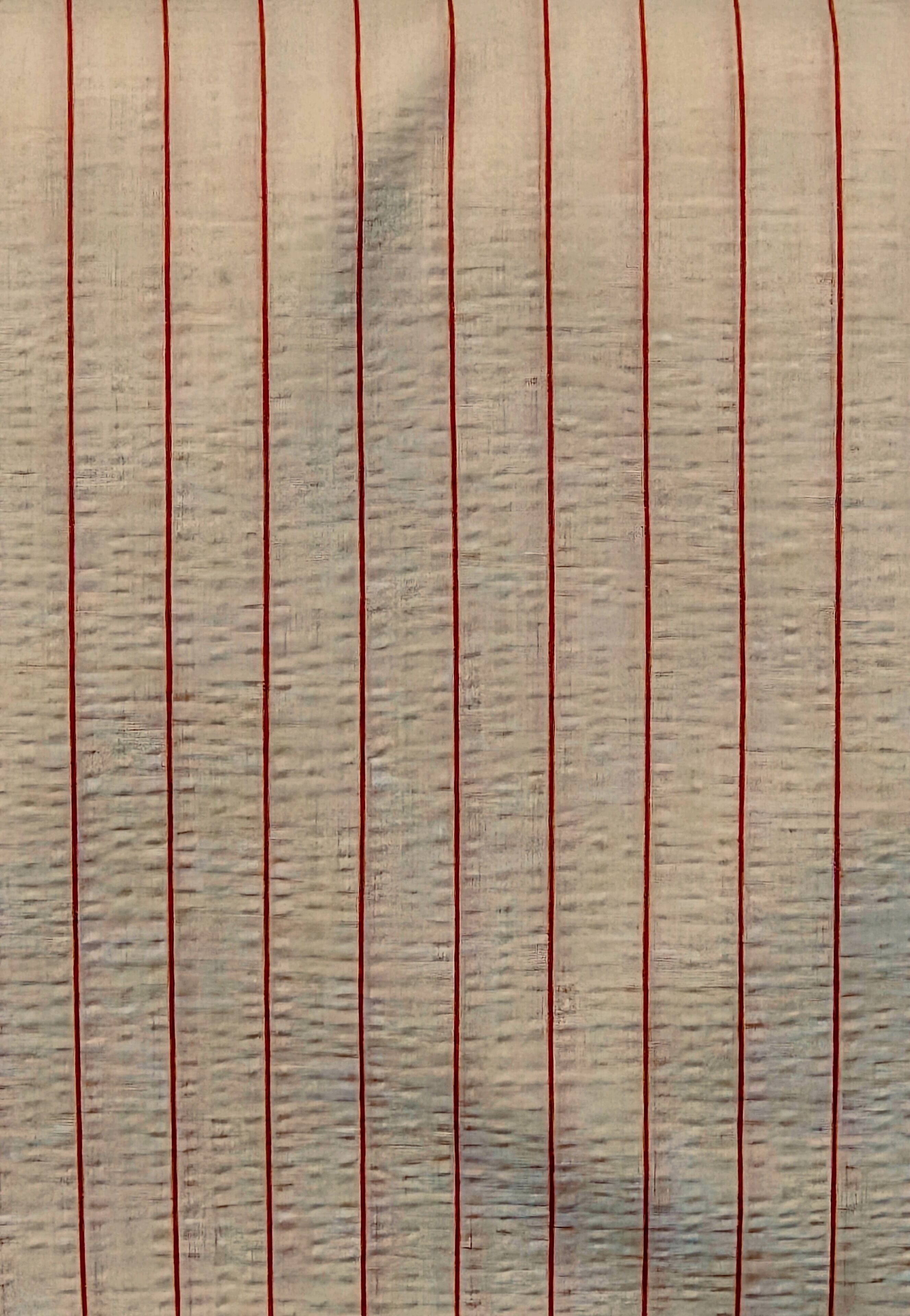 Tejido con líneas rojas verticales sobre una superficie rugosa.