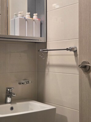 Haartrockner, Handtücher, Seife, Toilettenpapier