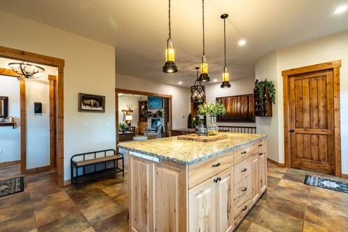 11 Acres on National Forest - Hot Tub - 5 Cabin Retreat Near Yellowstone