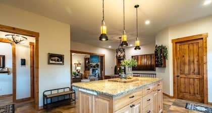 11 Acres on National Forest - Hot Tub - 5 Cabin Retreat Near Yellowstone