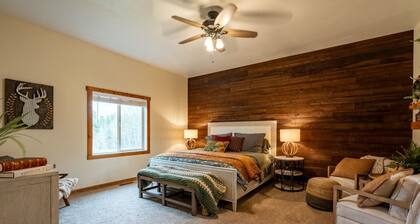 11 Acres on National Forest - Hot Tub - 5 Cabin Retreat Near Yellowstone