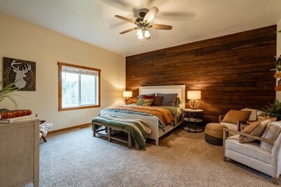 11 Acres on National Forest - Hot Tub - 5 Cabin Retreat Near Yellowstone