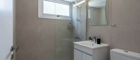 Apartment, 2 Bedrooms, Kitchen, City View | Bathroom