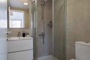 Apartment, 2 Schlafzimmer, Küche, Stadtblick | Badezimmer | Dusche, Regendusche, kostenlose Toilettenartikel, Haartrockner