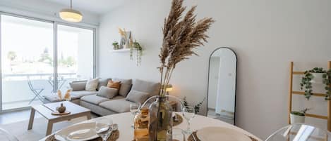 Apartment, 2 Bedrooms, Kitchen, City View | Dining