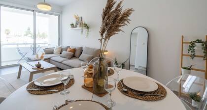 Hermes 2-BR Apt. & Balcony in Larnaca