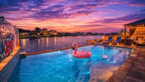 Ein Swimmingpool mit Sonnenuntergangsblick, einem Flamingo-Schwimmpunkt und einem Schwan-Schwimmpunkt.