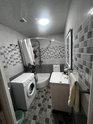 Haartrockner, Handtücher, Seife, Toilettenpapier