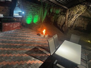 Outdoor dining - Gateway Spacious Apartment with Garden (Yerevan)