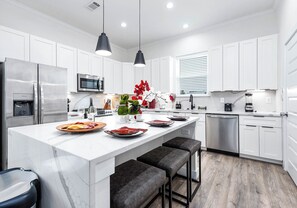 Private kitchen - Empress Whimsical Retreat (Houston)