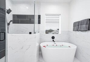 Casa Deluxe, varias camas, para no fumadores, alberca privada | Baño | Amenidades de baño gratuitas, toallas, jabón, shampoo 