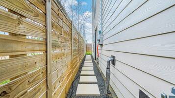 المنطقة المحيطة بالمنشأة