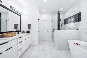Deluxe House, Multiple Beds, Non Smoking, Private Pool | Bathroom | Free toiletries, towels, soap, shampoo - Empress Whimsical Retreat (Houston)