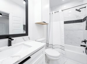 Casa Deluxe, varias camas, para no fumadores, alberca privada | Baño | Amenidades de baño gratuitas, toallas, jabón, shampoo 