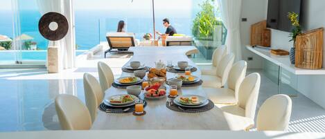 Villa de lujo, vista al mar | Restaurantes