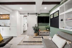 Living area - On The Deck Studio: Spa Hideaway in Scenic Belair (Belair)