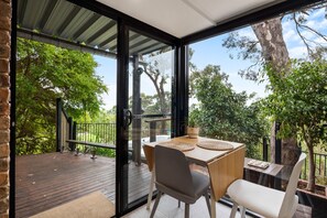 Outdoor dining - On The Deck Studio: Spa Hideaway in Scenic Belair (Belair)