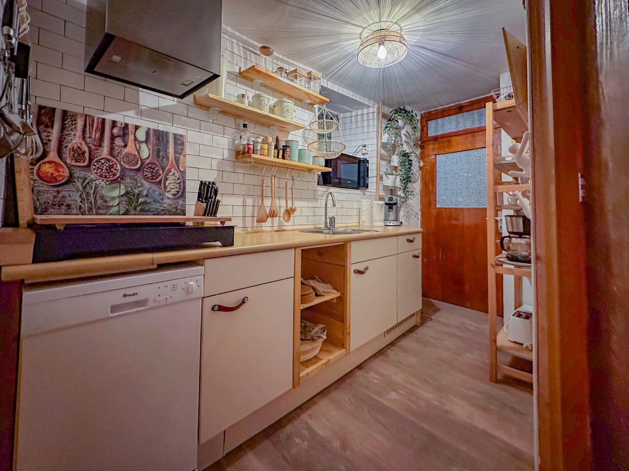 Kühlschrank, Mikrowelle, Herdplatte, Geschirrspüler