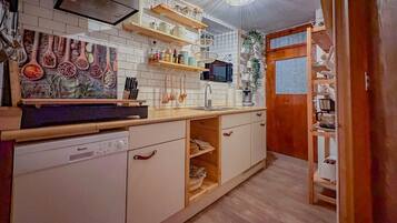 Kühlschrank, Mikrowelle, Herdplatte, Geschirrspüler