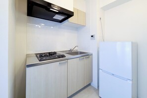 Fridge, microwave, stovetop, cookware/dishes/utensils - BLUE Motomachi (Osaka)